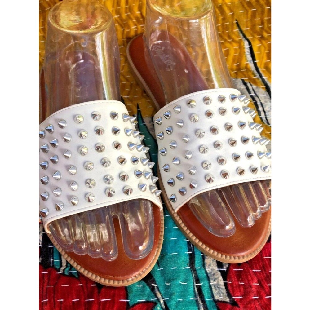 Qupid White Studded Slide Sandals Women's Size 8 Flat Slip-On Silver Spike Rivet